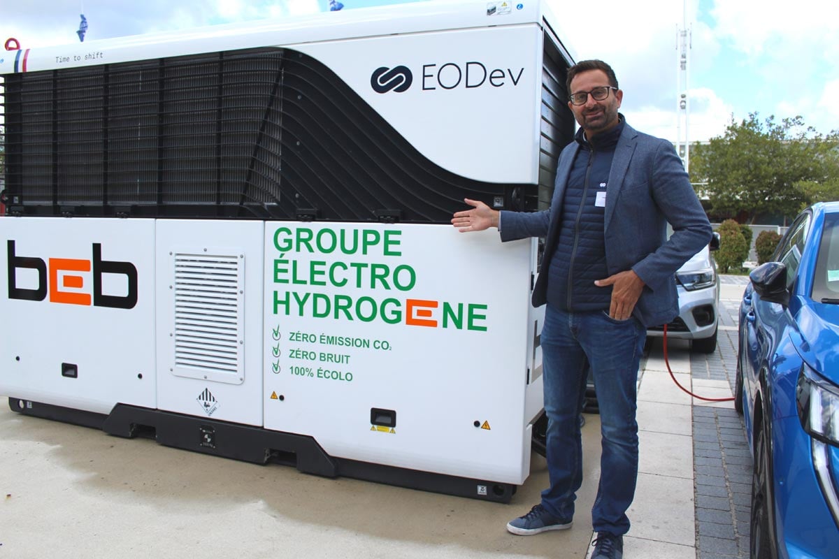 Frédéric Ferrero devant le groupe électro-hydrogène GEH2 d'EODev