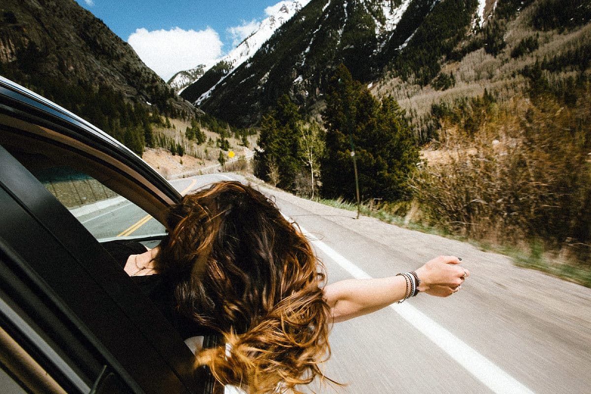 Passagère relax en voiture de dos