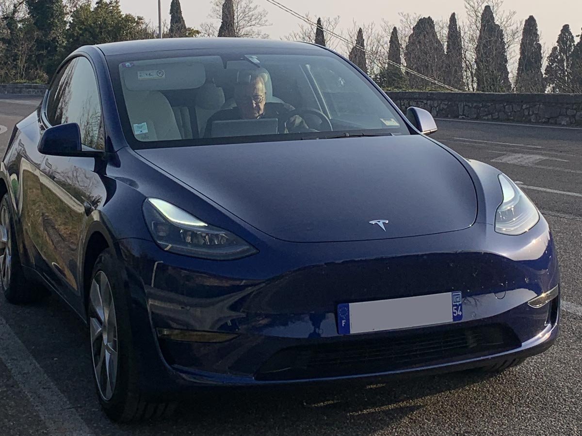 Christian dans son Tesla Model Y