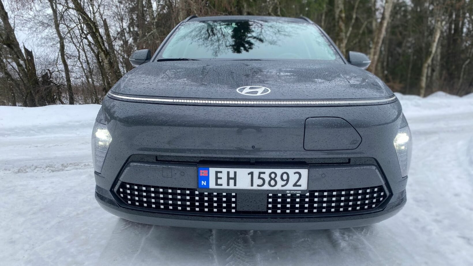 Le Kona électrique de face sur la neige.