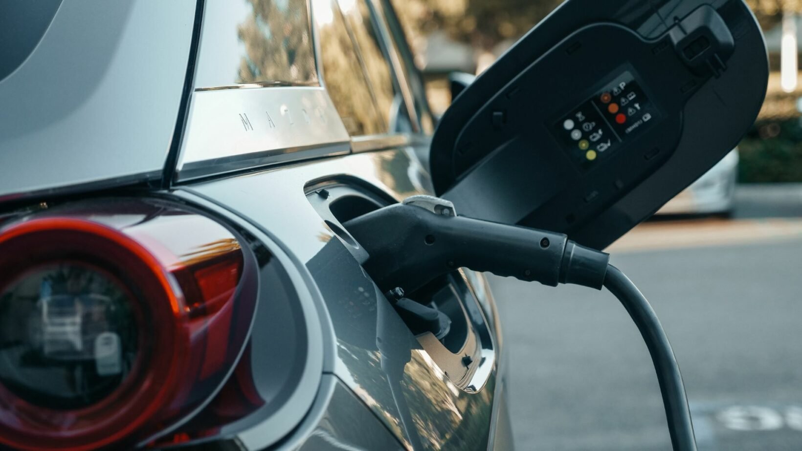 Une voiture électrique branchée à une borne de recharge rapide.