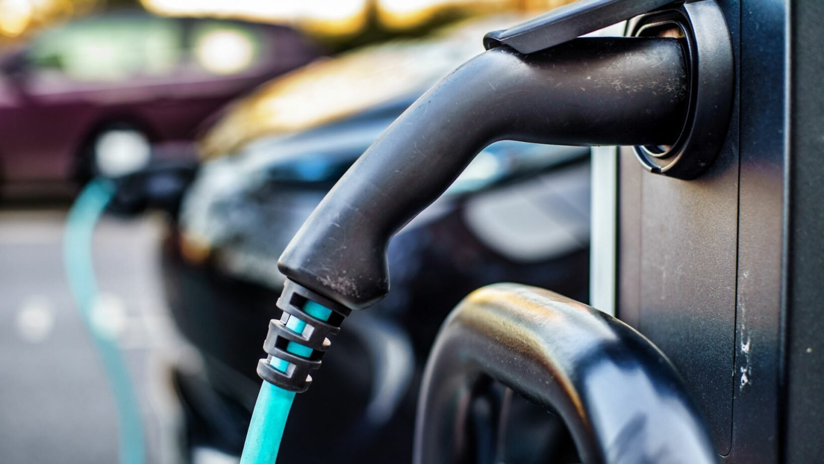 Une voiture électrique branchée à une borne de recharge AC.