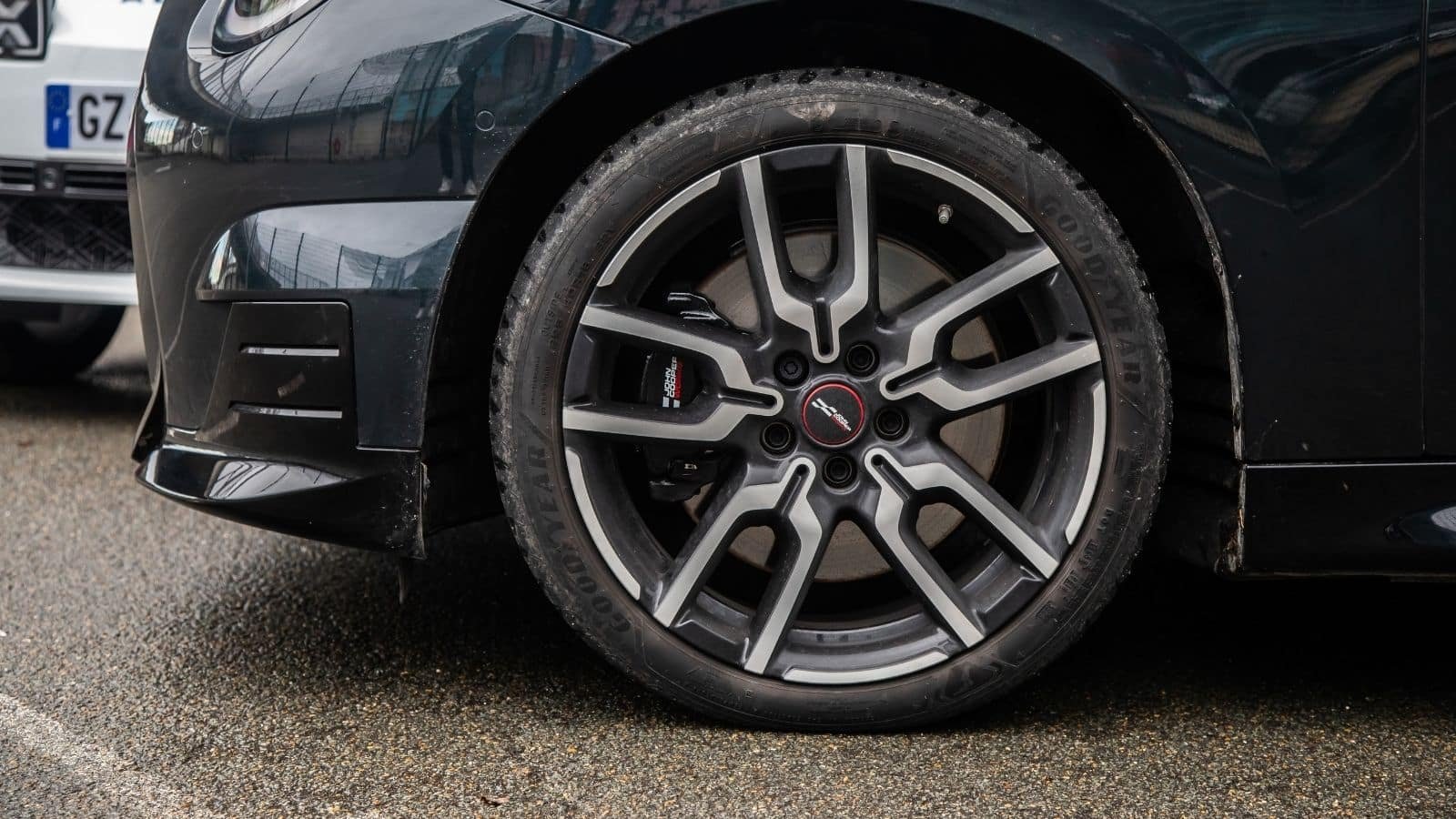 Mini-Cooper-JCW-electrique-essai-jante-roue-2025-44 Jantes de la Mini Cooper JCW électrique