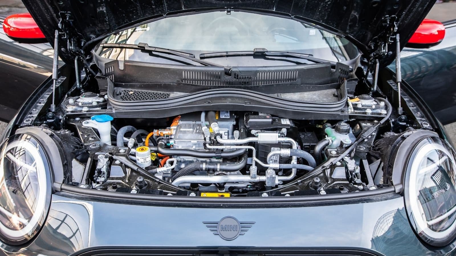 Mini-Cooper-JCW-electrique-essai-moteur-capot-ouvert-2025-48 Moteur de la Mini Cooper JCW électrique