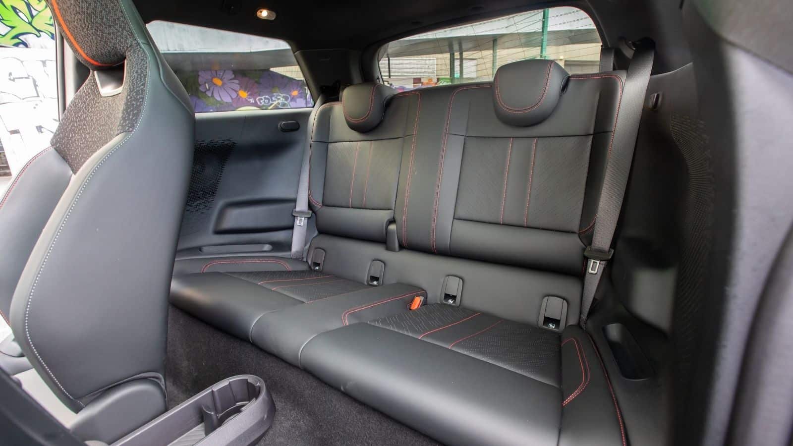 Mini-Cooper-JCW-electrique-essai-places-arriere-2025-52 Places arrière, banquette de la Mini Cooper JCW électrique