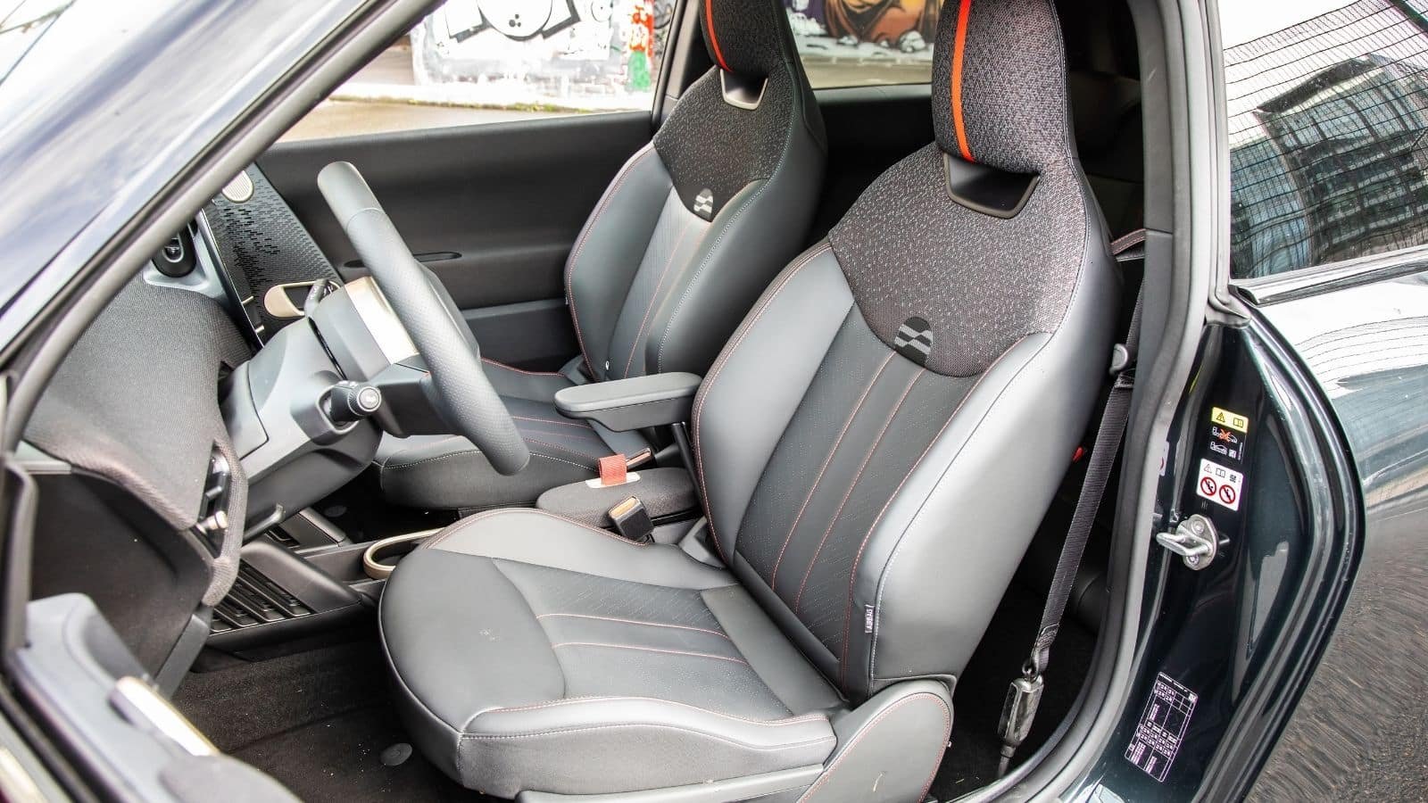 Mini-Cooper-electrique-JCW-essai-sieges-avant-baquets-2025-62 Places avant, baquets de la Mini Cooper JCW électrique