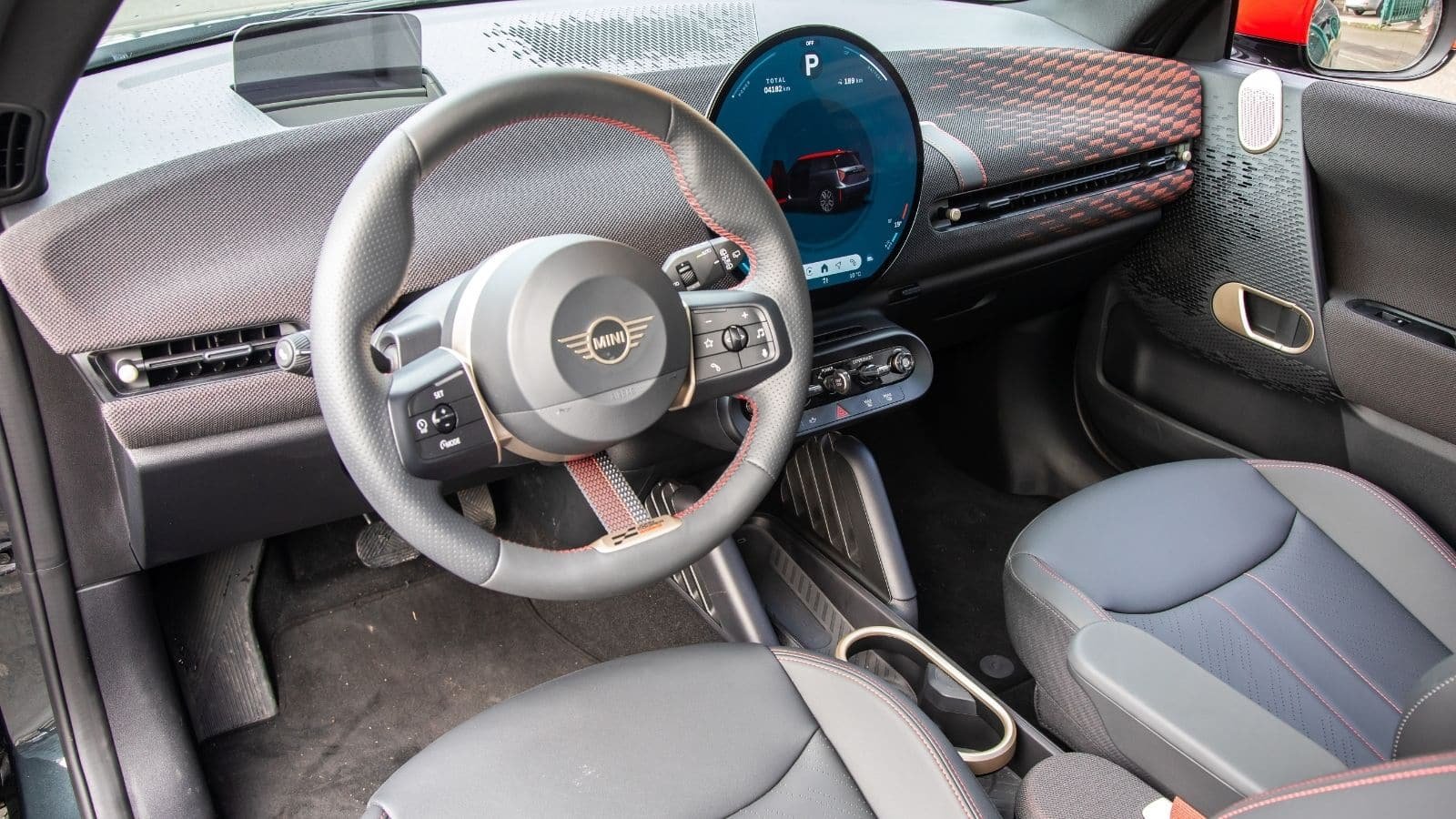 Mini-Cooper-electrique-JCW-essai-volant-planche-de-bord-2025-58 Planche de bord de la Mini Cooper JCW électrique