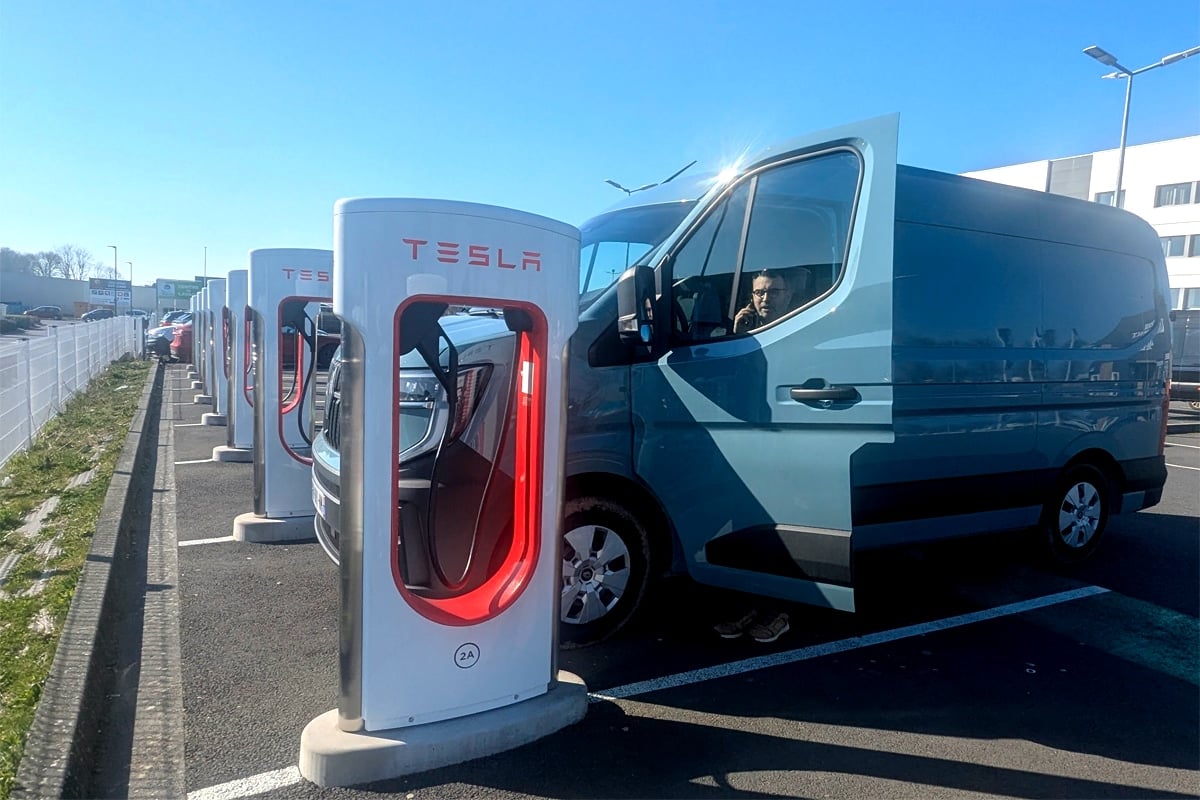 Renault Master E-Tech en recharge en station Tesla