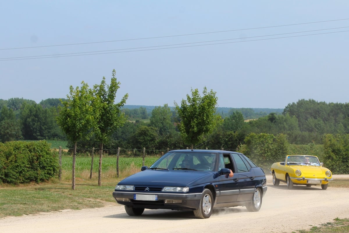 La Citroën XM de Jérôme et la Fiat 850 de David