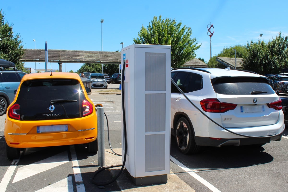 Renault Twingo E-Tech et BMW iX3 en recharge sur l'A83