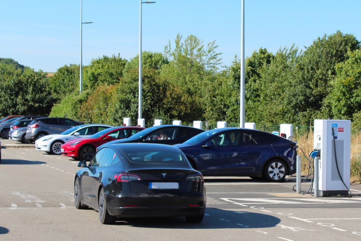 Station de recharge Tesla sur l'A83