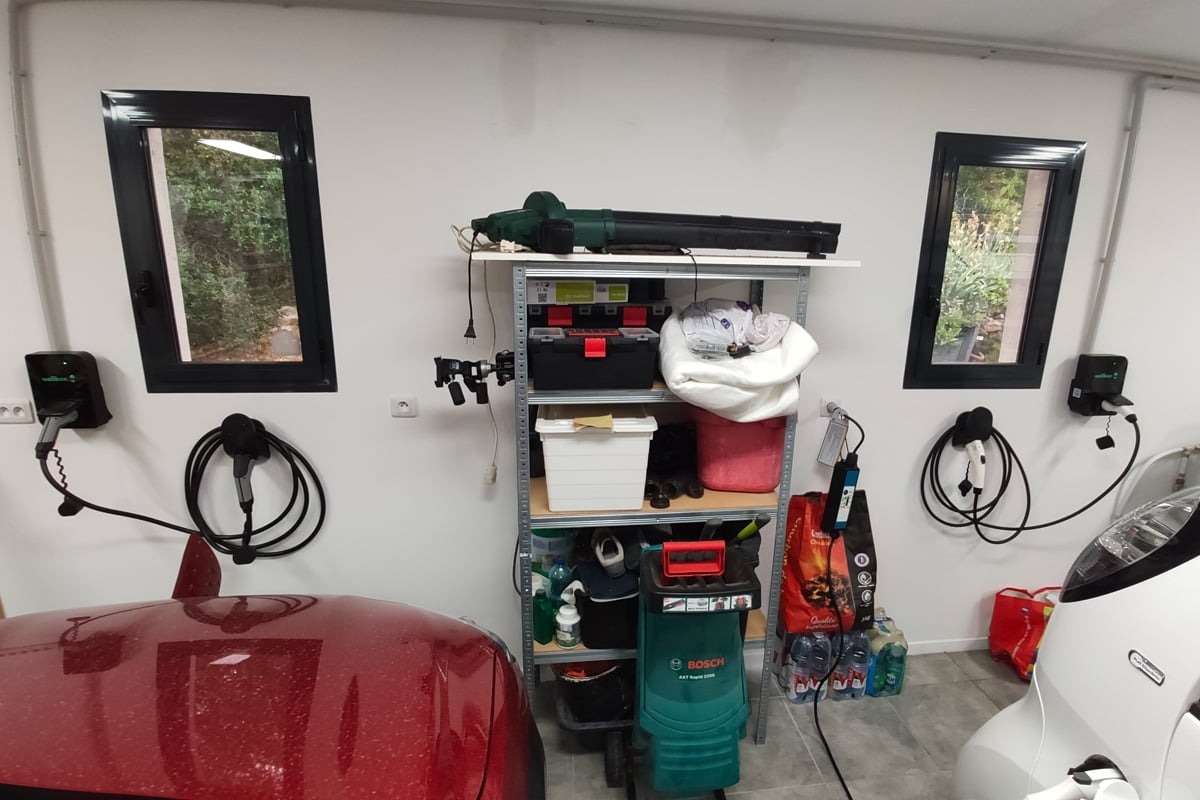 Les deux points de charge dans le garage de Didier