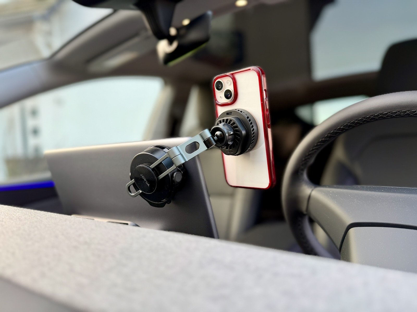 Support smartphone magnétique Jowua 6D fixé derrière l’écran central d’une Tesla Model Y