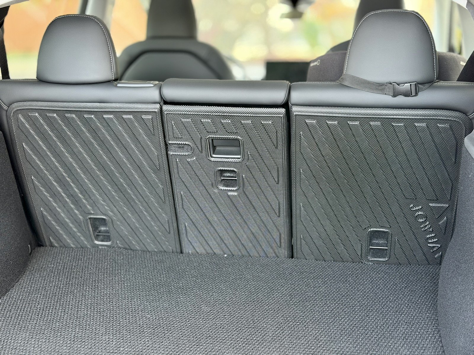 Protections de dossiers de coffre Jowua – Tesla Model Y Protections de dossiers de sièges arrière Jowua installées dans une Tesla Model Y