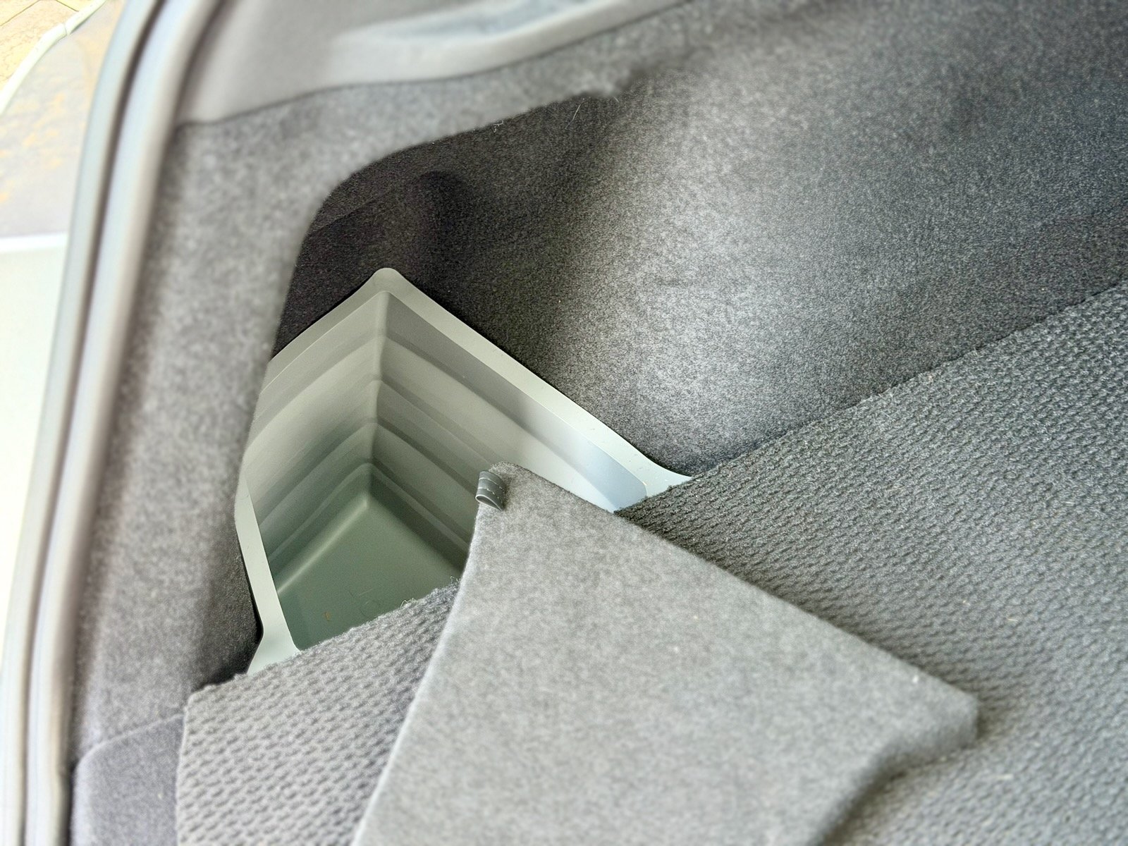 Bac latéral de coffre encastré dans une Tesla Model Y