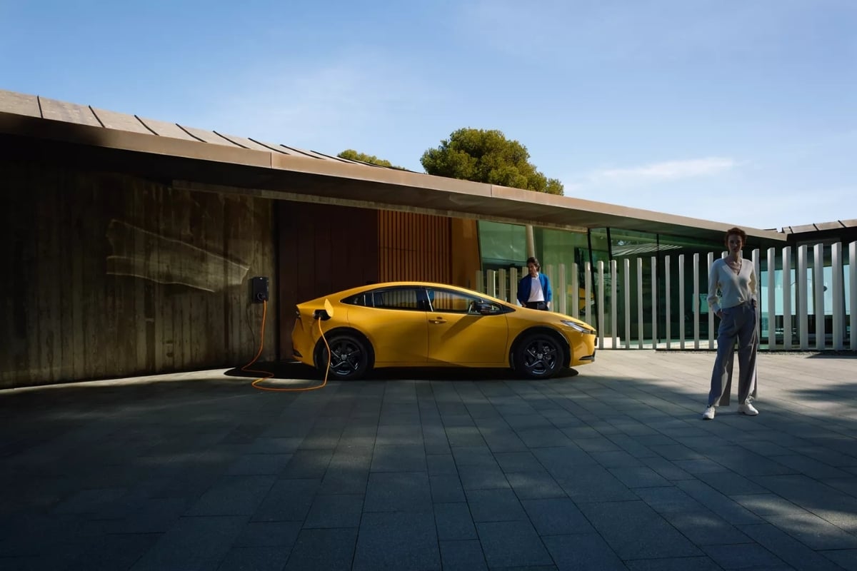 Toyota Prius branchée à une borne de recharge, symbole de la fiabilité et de l’autonomie des voitures hybrides en 2025.