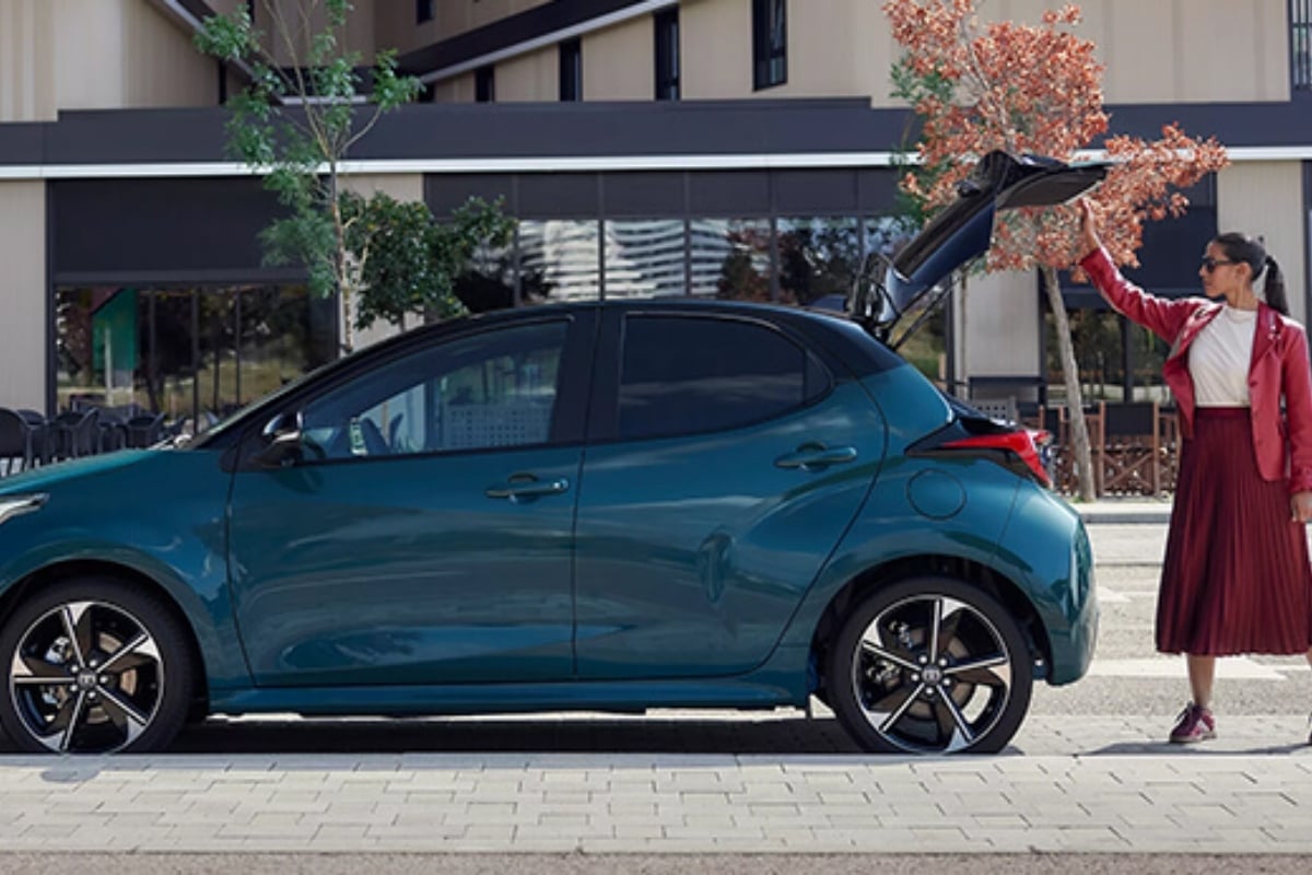 Toyota Yaris hybride en ville, idéale pour les trajets urbains et périurbains grâce à sa motorisation full-hybrid économique et auto-rechargeable.
