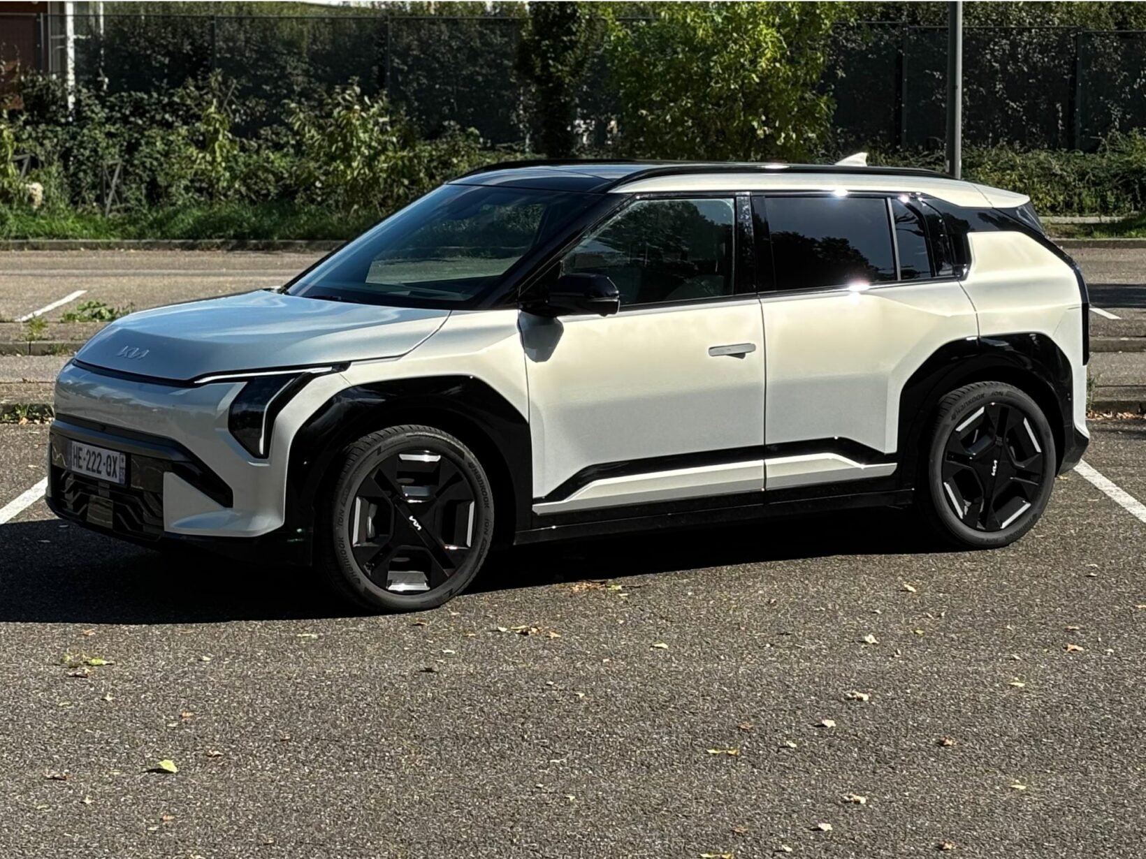 Kia EV3 GT Line 2025 en essai sur route, SUV électrique compact gris métallisé