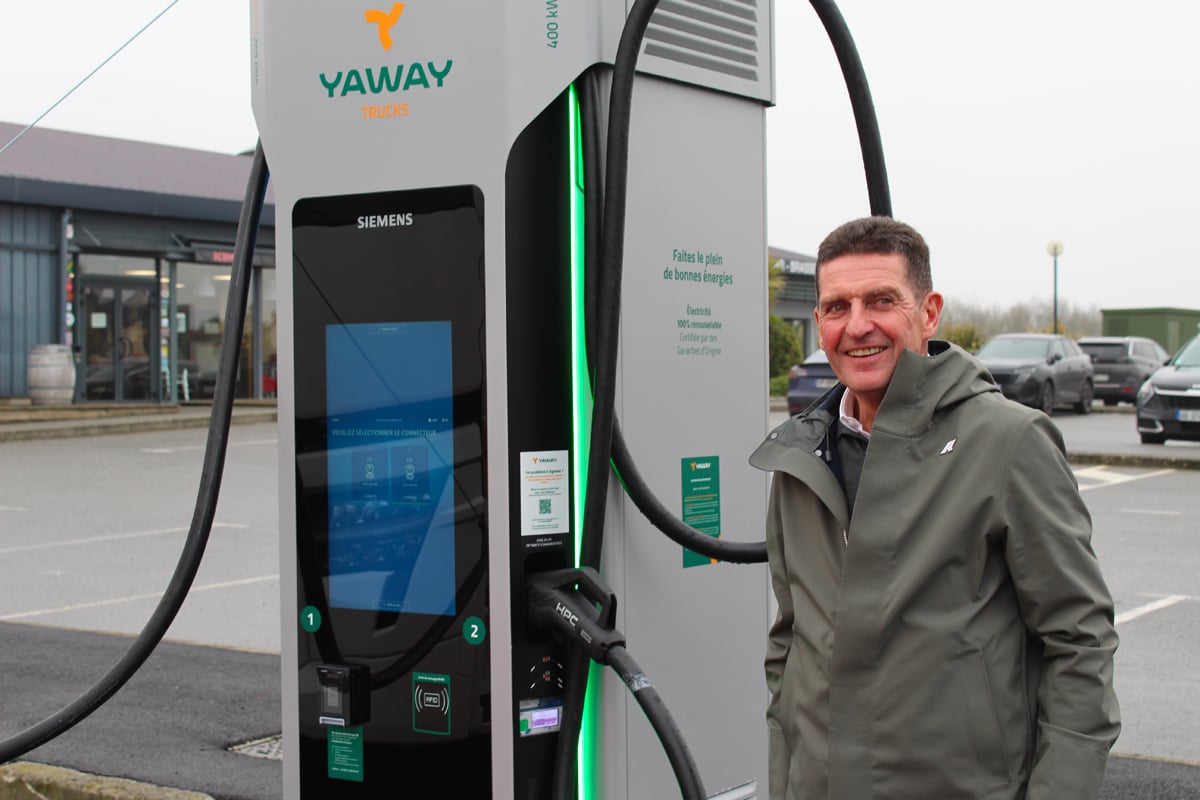 Bertrand Vivier à côté d'une borne Yaway pour poids lourds