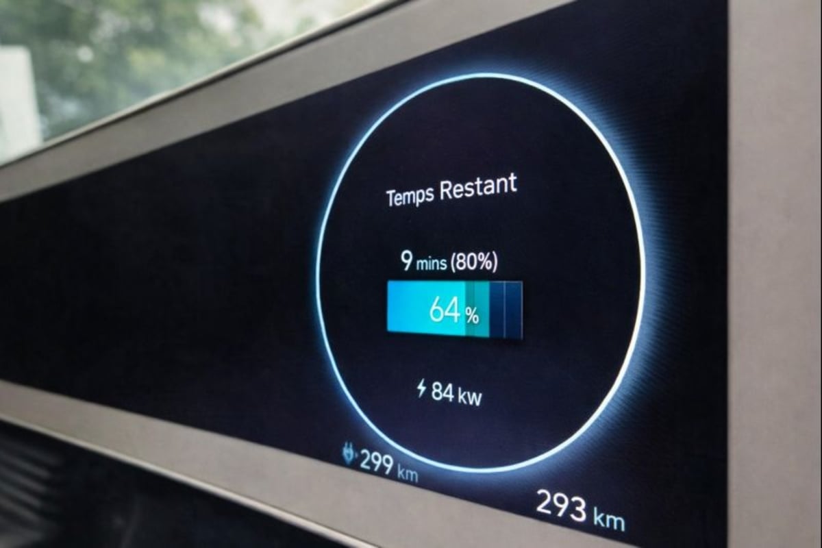 Écran indiquant le temps restant et la puissance lors de la recharge d’une voiture électrique