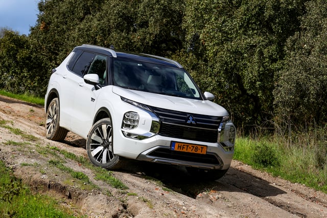 Mitsubishi Outlander PHEV 2025
