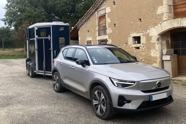 Le Volvo XC40 électrique avec van de Sylvie
