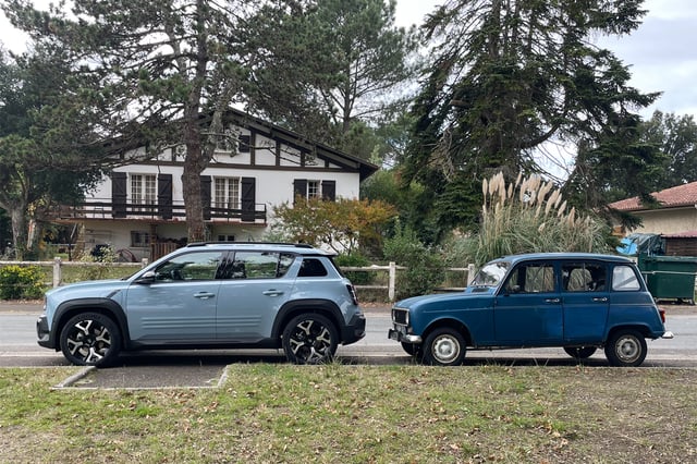 La Renault 4 E-Tech de Eric devant l'ancienne 4L de son voisin