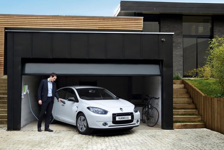 La Renault Fluence ZE qui se branche dans un garage