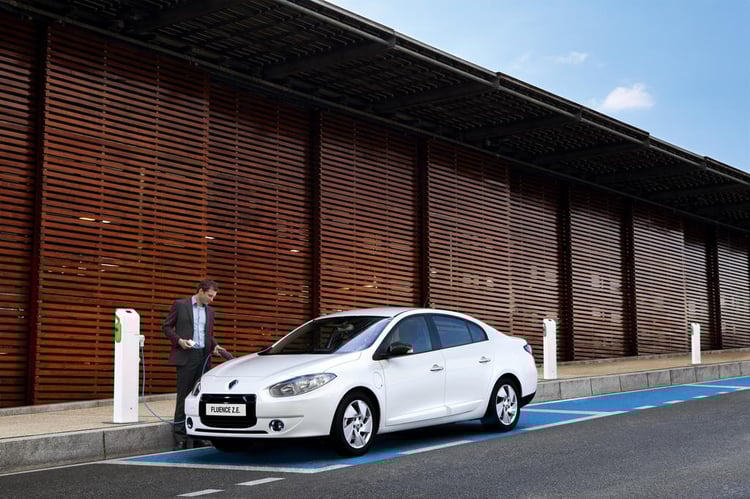 La Renault Fluence ZE branchée sur une borne en voirie