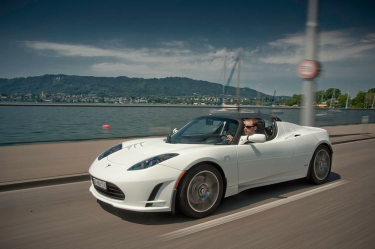 Tesla Roadster blanche sur la route