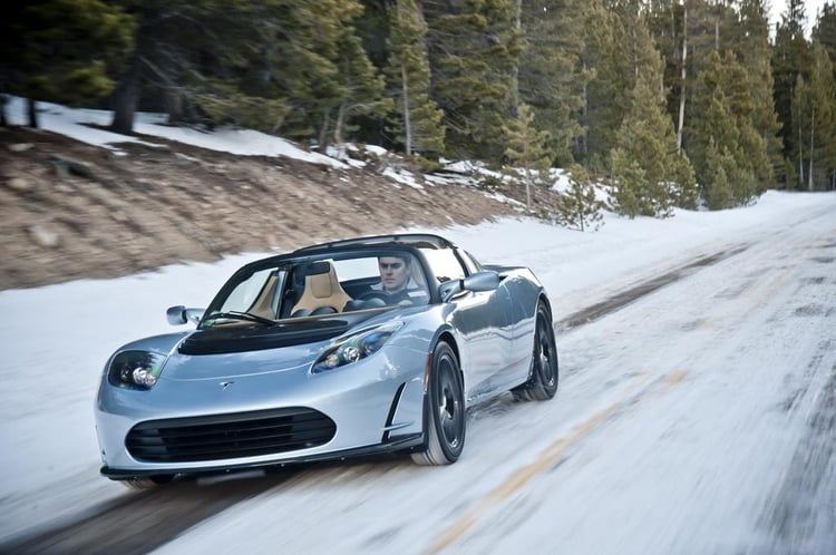 Une Tesla Roadster grise sur la neige