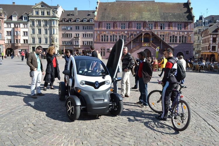 La Renault Twizy intrigue et attire les curieux !