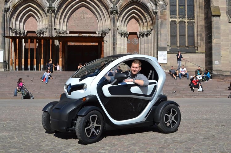 Je vous emmène au volant de la Twizy ?