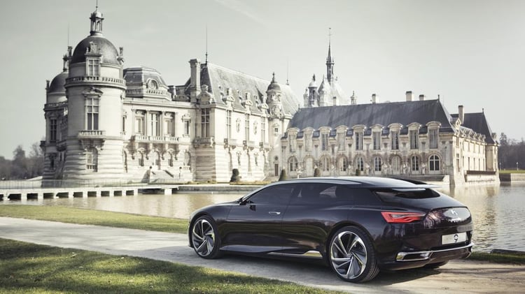 L'arrière du break de chasse Citroen DS numéro 9