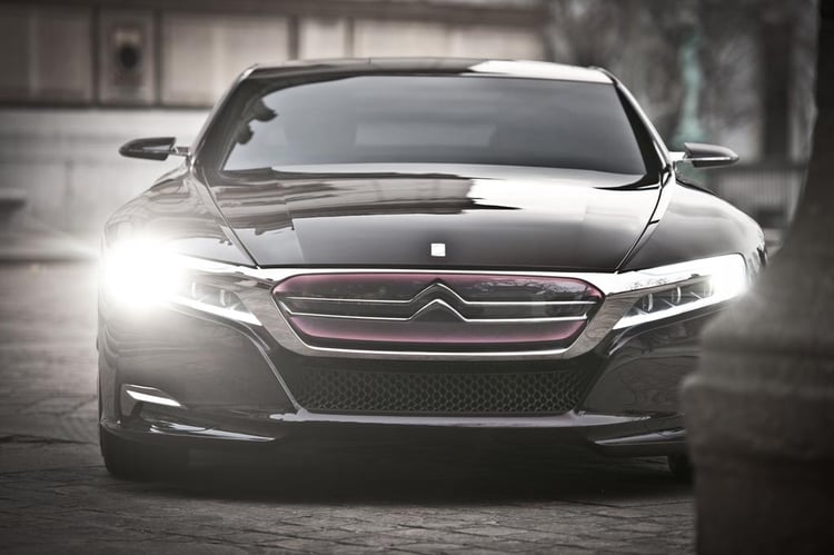 Une Citroen DS Numéro 9 posée sur la route, très basse