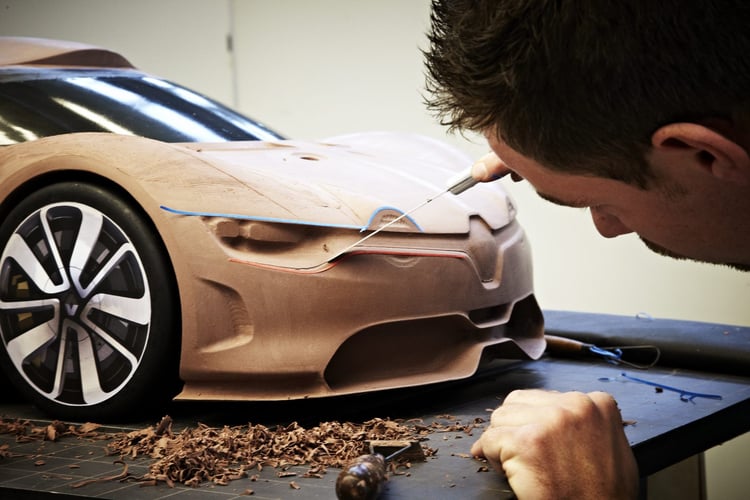 Un designer travaille sur l'Alpine A110-50 en Clay