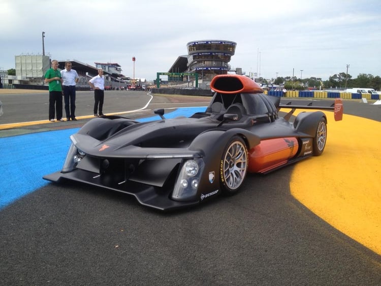 La GreenGT H2 posée sur la piste des 24 heures du Mans
