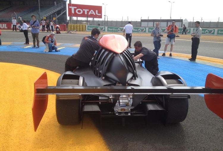 La GreenGT H2, voiture de compétition, sur le circuit du Mans