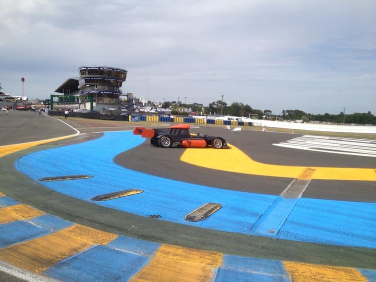 La GreenGT H2 sur la piste des 24 heures du Mans avec un moteur électrique
