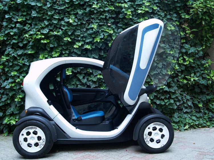 Les fenêtres rigides sur la Twizy restent attachées lorsque les portes sont ouvertes