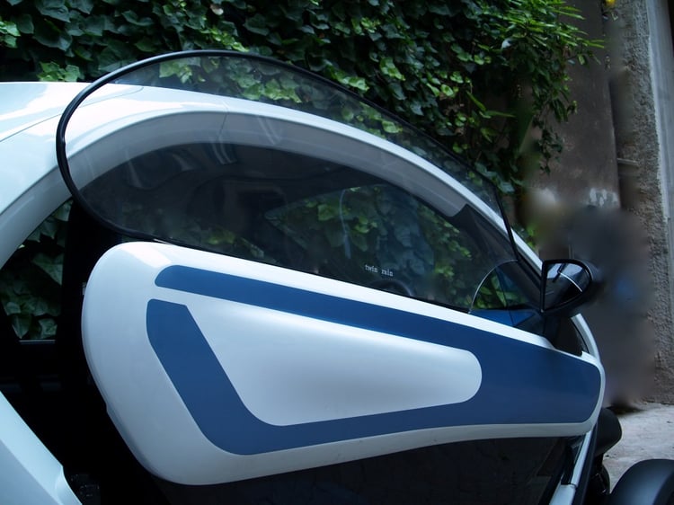 Gros plan sur la vitre rigide pour la Renault Twizy