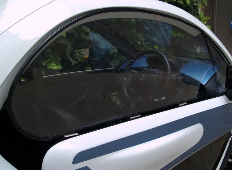 Gros plan sur les vitres rigides pour Twizy