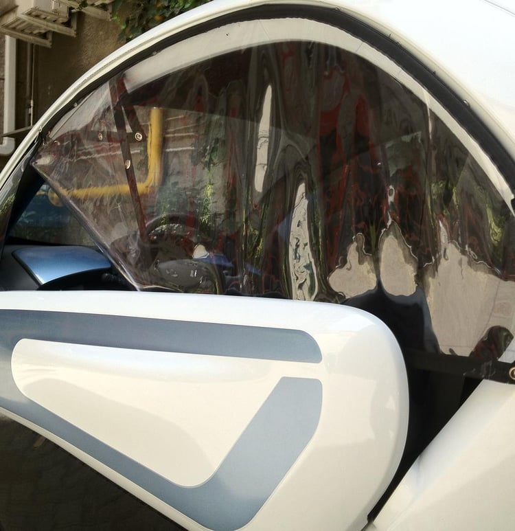 Les vitres souples pour Twizy s'enlèvent complètement si nécessaire
