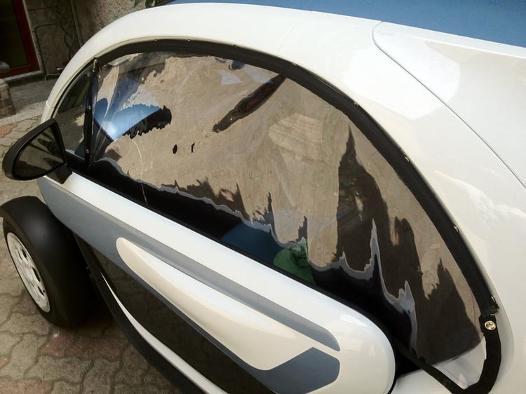 La fixation de ses vitres sur votre Twizy prend quelques minutes