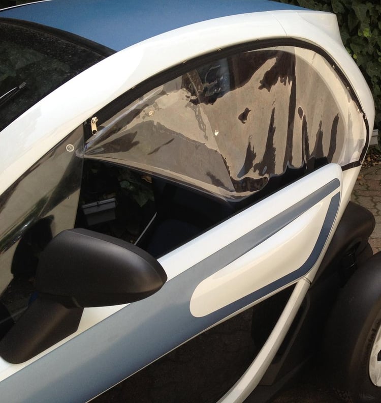 Des vitres souples pour vous protéger contre la pluie dans votre Twizy