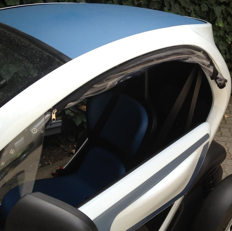 La fixation des vitres souples pour Twizy