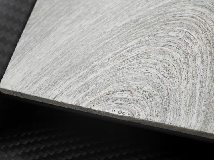 Newspaper Wood, le fameux matériaux à base de journaux recyclés