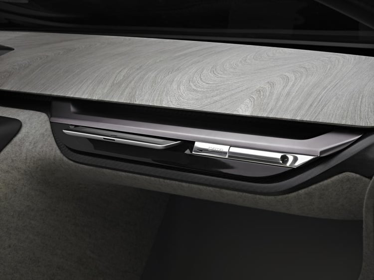 La planche de bord de l'Onyx permet de ranger un iPad ?