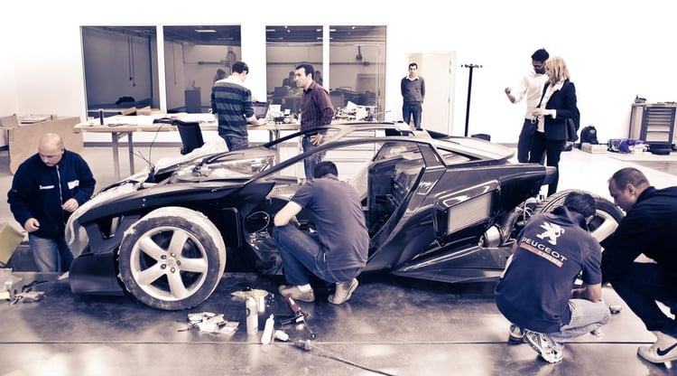 L'équipe Peugeot s'affaire autour de la Onyx