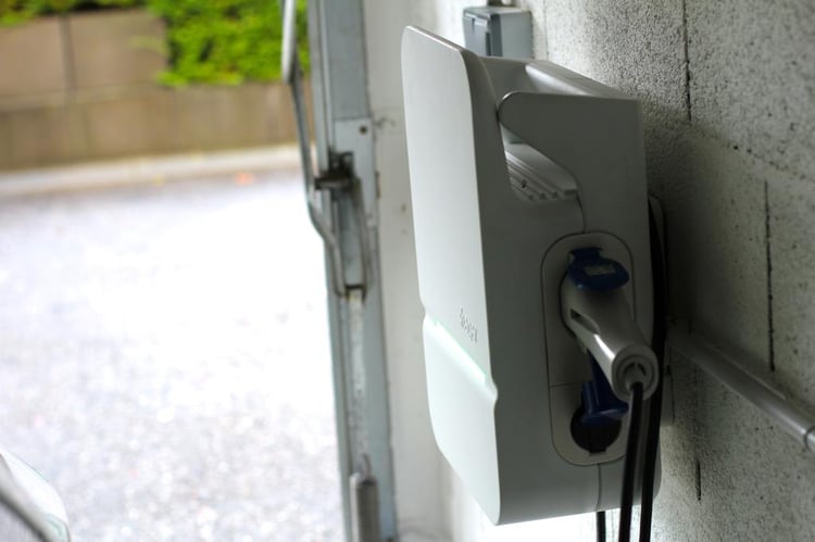 La prise pour le cable de recharge